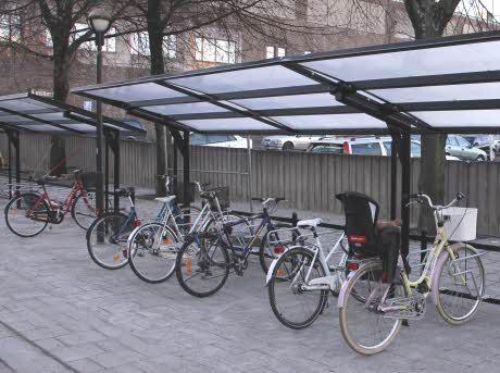 20 För anställda Cykelparkering utomhus för anställda bör vara väderskyddad och erbjuda ramlåsning. Samma standard bör gälla vid skolor eftersom det är elevers arbetsplats.