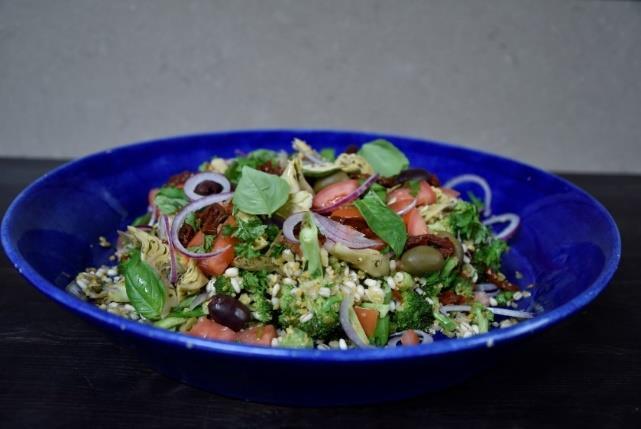 Matig sallad med gryner och primörer 10 port 1455 Orzo-mix EKO, Zeta 1456 5 Gryner EKO, Zeta 1455 Fullkornsbulgur med Quinoa EKO, Zeta 500 g av valfri sort Lättsaltat vatten Broccoli Vitlök,