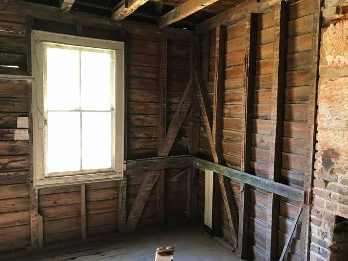 konstruktionen i år 4 så kallade fork posts. Kurs-bygget var ett stort ladugårdsbygge på 40 x 24 fot med ett vidbyggt så kallat run-in shed för hästar på 22 x 14 fot.