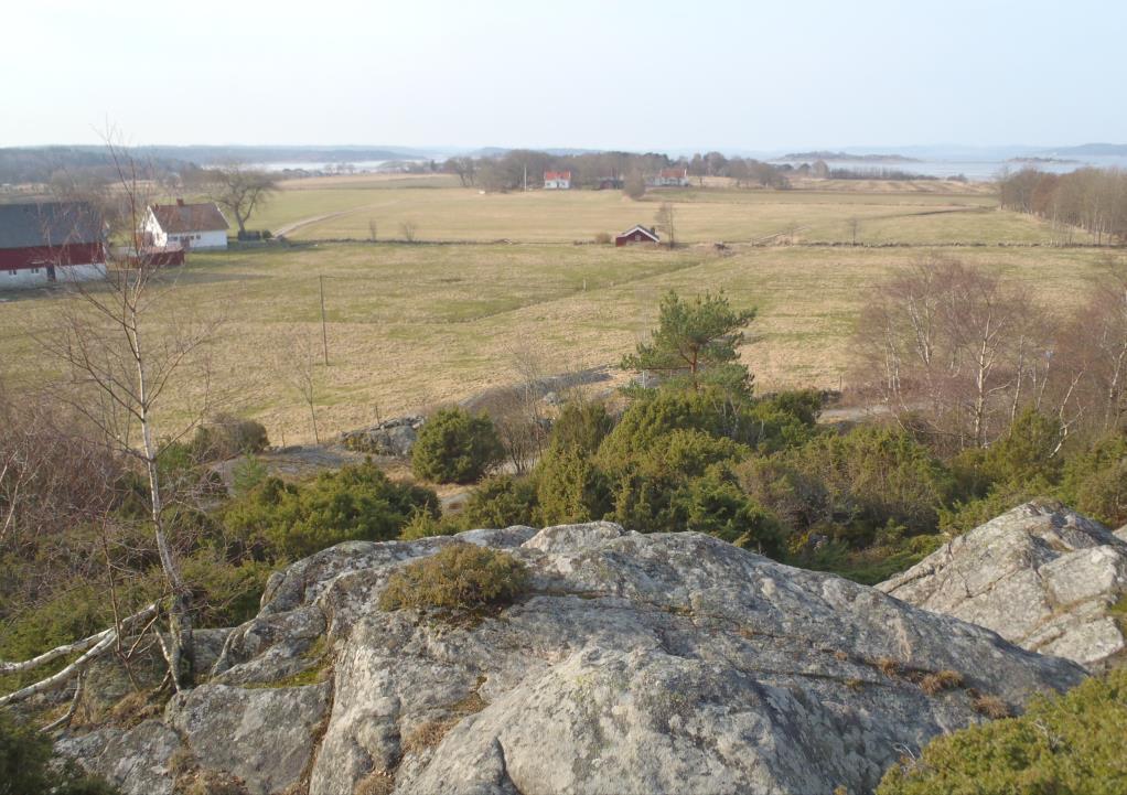I fonden syns Hakefjorden, och framför denna odlingslandskapet