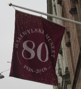 Riksdagsledamoten Per Lodenius hälsar inifrån Riksdagshuset att han självklart möter upp för att guida runt i Riksdagshuset som rymmer så mycket historia och förväntningar.