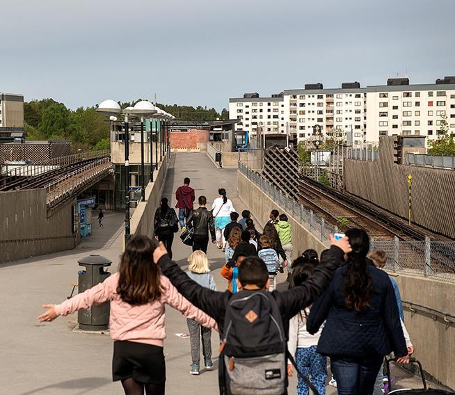 36 930 personer Utländsk bakgrund: 70,2% (32,8%) Behörighet till gymnasiet: 85,7% (89,9%) Arbetslöshet: 5,8% (3,0%) Medelinkomst: 236