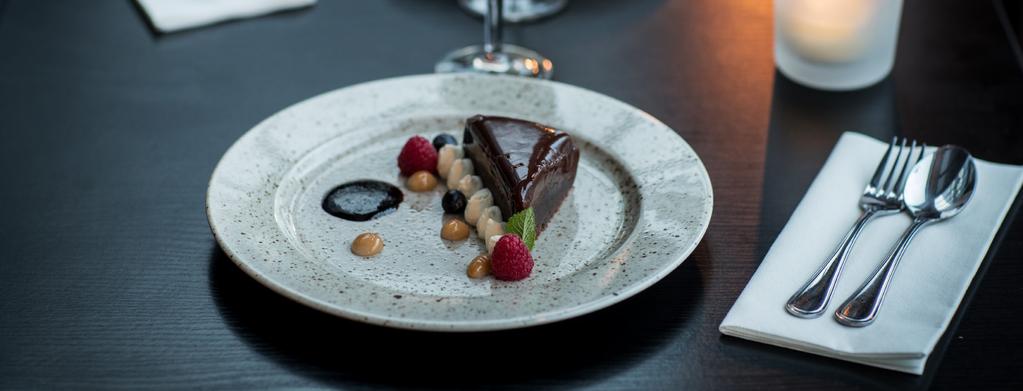 EFTERRÄTTER DESSERTS CHOKLAD- OCH KOLABAKELSE 95 med blåbärscoulis och vispad grädde. Chocolate and caramel cake with blueberry coulis and whipped cream LJUMMEN ÄPPLEKAKA 95 med mandel.