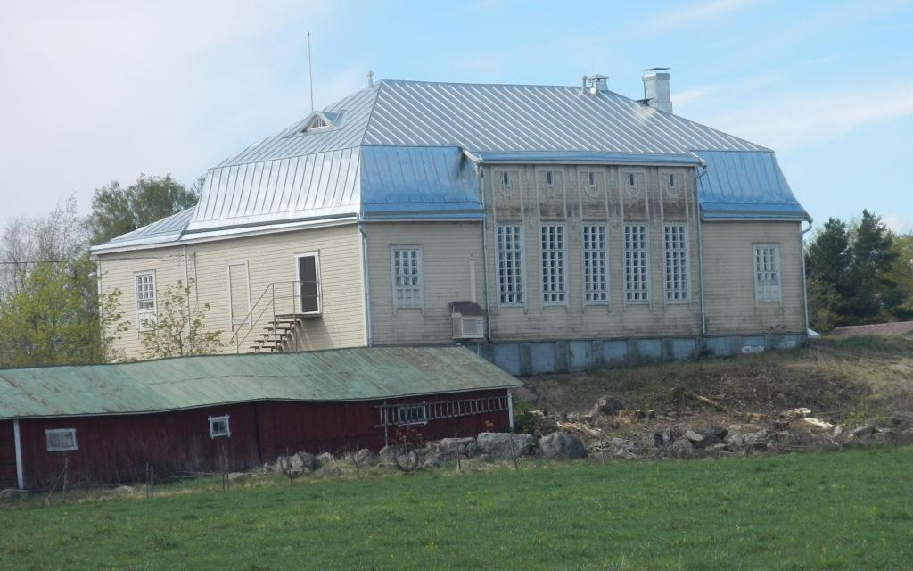 Lägg märke till de stora fönstren på baksidan. Men riktigt fina bilder måste vänta nån vecka ännu tills det blir grönt överallt. Vedarbete Vintern var varm men slog tillbaka i april och början på maj.