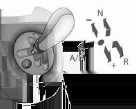 120 Körning och hantering Växelväljare Flytta alltid växelväljaren så långt det går i den aktuella riktningen. Observera! Håll inte växelväljaren i ett mellanläge.