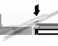 Torkarblad på bakluckan Lyft torkararmen, tryck in låsclipset och ta loss torkarbladet. Sätt fast torkarbladet på torkararmen och tryck tills det fastnar. Lägg ner torkararmen försiktigt.