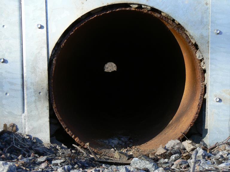 Konstruktionen Tunnlarna är alla 10 m långa och består av runda rör med en diameter av 30 cm (bild 2-3). Fyra av tunnlarna är av plast (tunnel nr 1-3 och 5) och en av järn (nr 4).