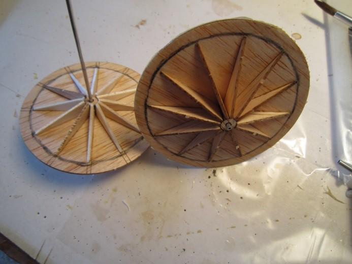 Hjul Hjulen är tillverkade i balsa med 12 triangelformade kilar på var sida om disken för att simulera ekrar. Ett nav görs av runda balsabrickor och inne i detta en bit 3 mm aluminiumör som lager.
