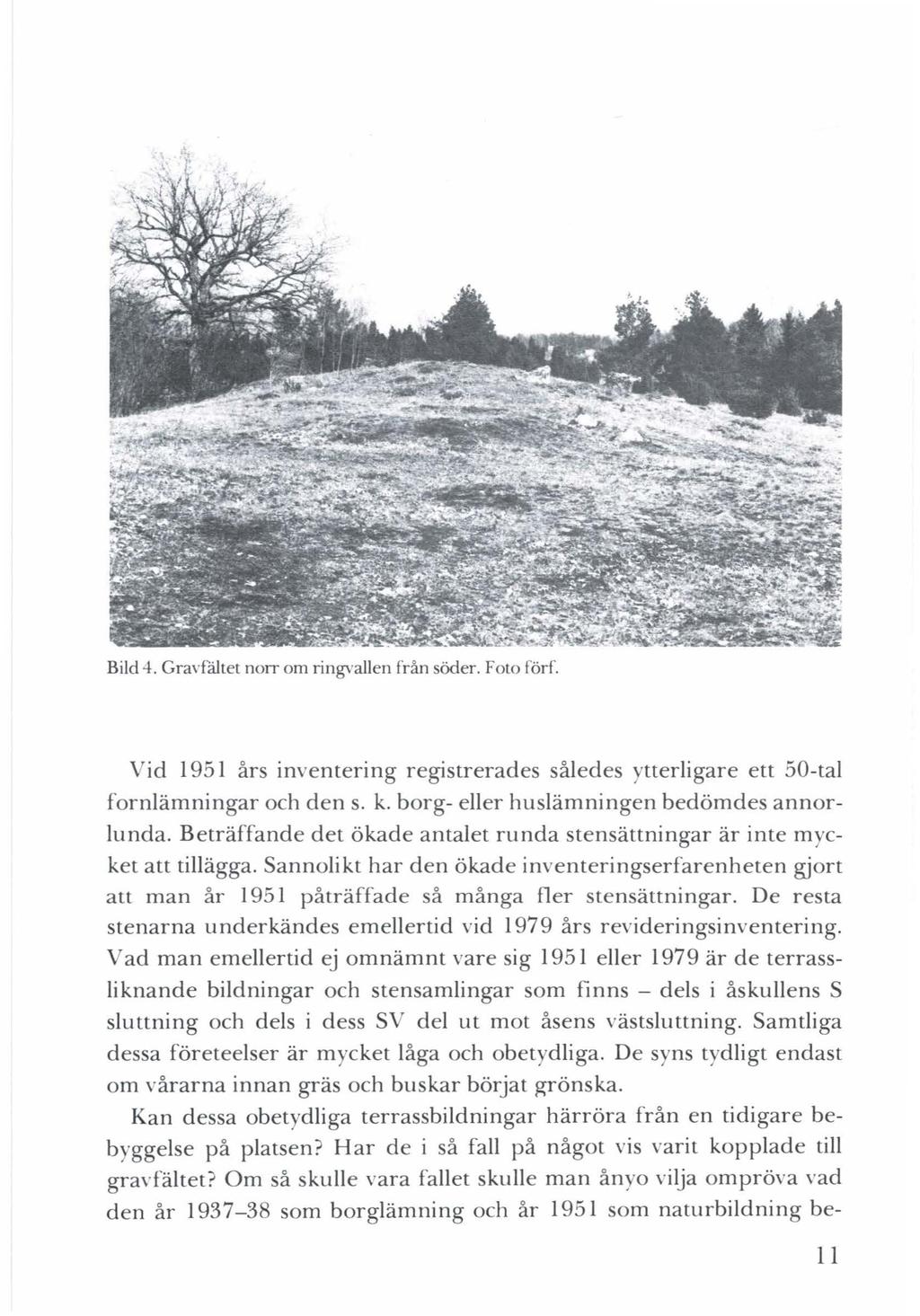 Bild 4. Gravfältet norr om ringvallen från söder. Foto förf. Vid 1951 års inventering registrerades således ytterligare ett 50-tal fornlämningar och den s. k.