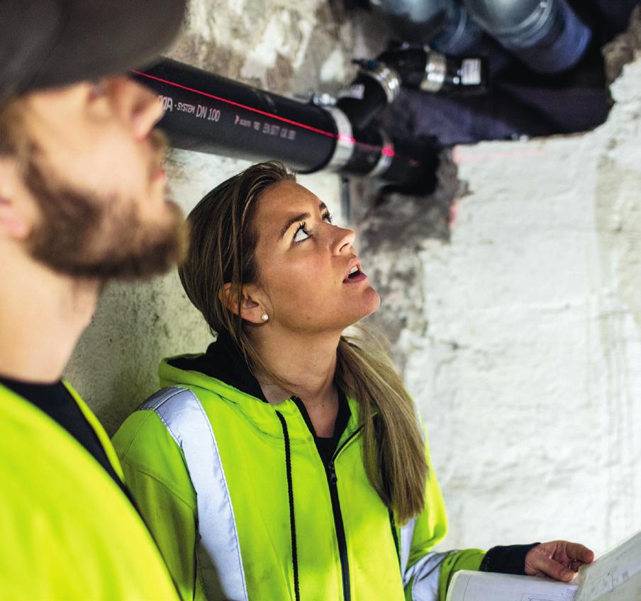 Servicemontör sprinkler En servicemontör är en typ av sprinklermontör. När du jobbar som servicemontör kör du bil till kunder och hjälper dem med deras sprinklersystem.