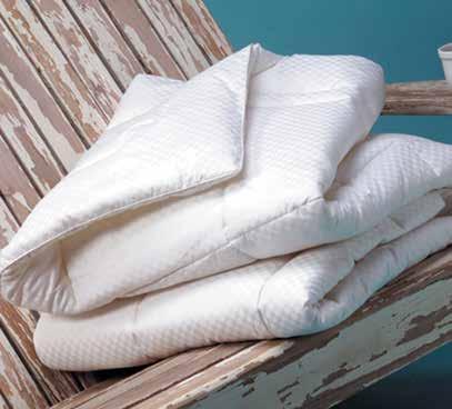 KenkoDream -täcke Ett perfekt täcke för alla klimat Exceptionell temperaturkontroll tack vare keramiska fibrer De yttre och inre skikten är tillverkade av naturliga fibrer som andas Tillverkad av