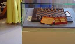 Het schaakbord, normaal gesproken het pronkstuk van het schaakmuseum in Ströbeck, zag ik in 2008 in Dresden bij een tentoonstelling ter gelegenheid van de Olympiade aldaar.