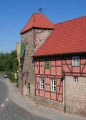 De kinderen krijgen het traditionele Ströbeck-schaakbord met inscriptie (hoogste groep) en stukken (lagere groep).