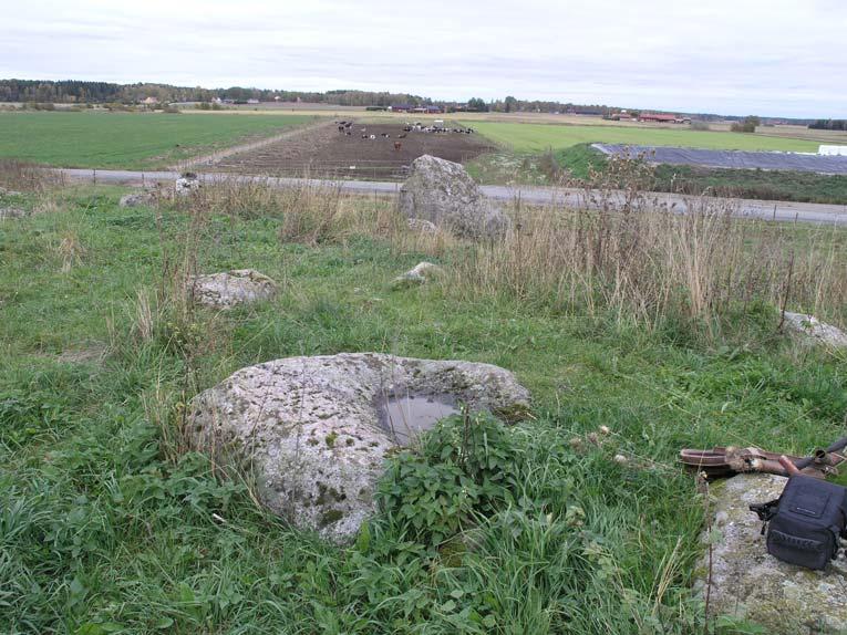 NV hörnen är utbyggnader, ca 4x2 m (Ö-V) och 0,1 m h. Infartsramper? Sannolikt ett fd. uthus. 8. Husgrund, ca 6x4 m (N-S) och 0,2 m h. Delvis tydlig stensyll, av 0,2-1 m l stenar.