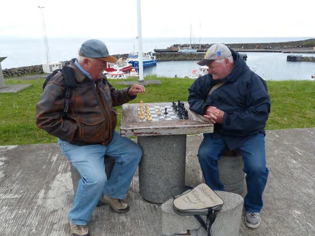ett mycket vackert schackbord som Fiske skänkt till det nyligen bildade sällskapet.