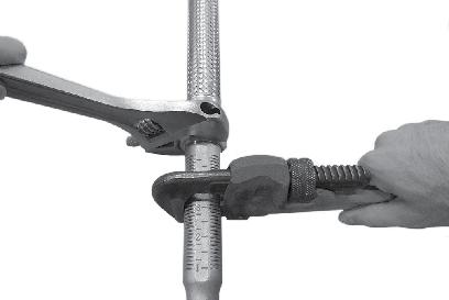 Använd en rörnyckel, dra åt adapternippeln i sprinklerröret. 1. Kontrollera före montering att tätningen inuti muttern på den flexibla slangen sitter på plats och att den är oskadad.