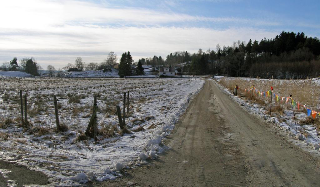 7(10) Vy över Kännestorp, nuvarande mark bestående av flack ängsmark djurhållning inom planområdet eller inom 50 m från planområdet.