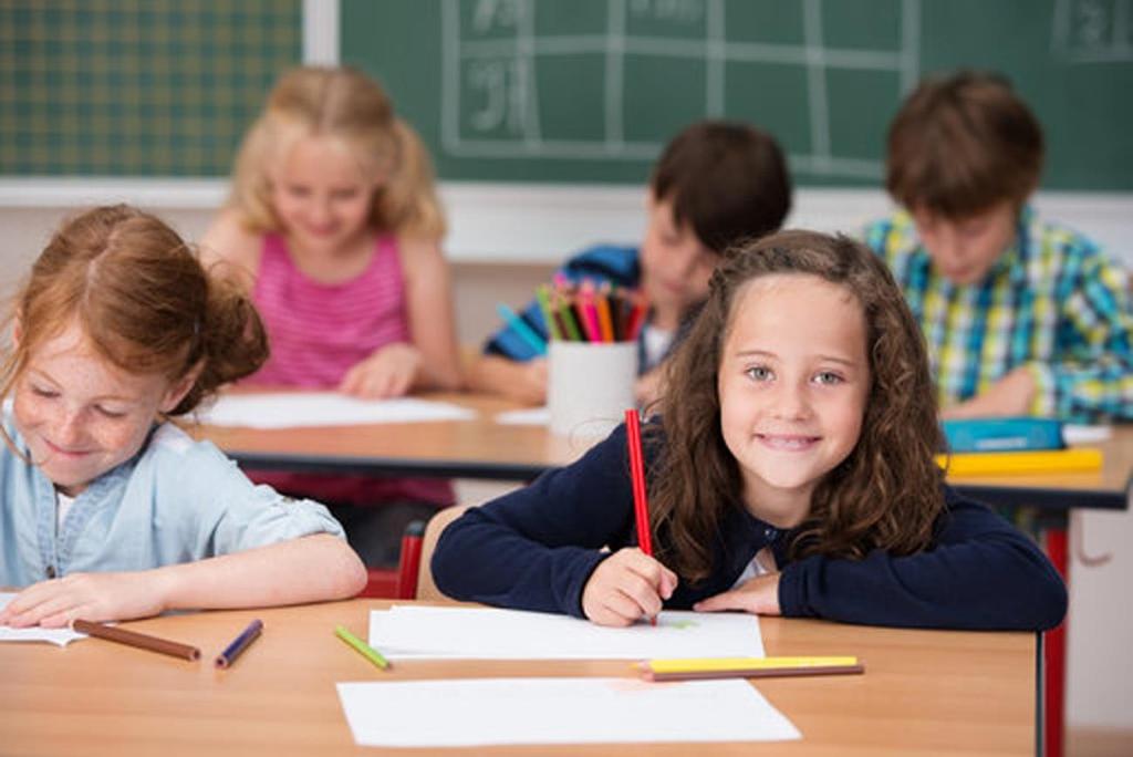 Förskolan ska finnas när föräldrarna behöver den, och storleken på barngrupperna ska minska för ökad trygghet och kvalitet.