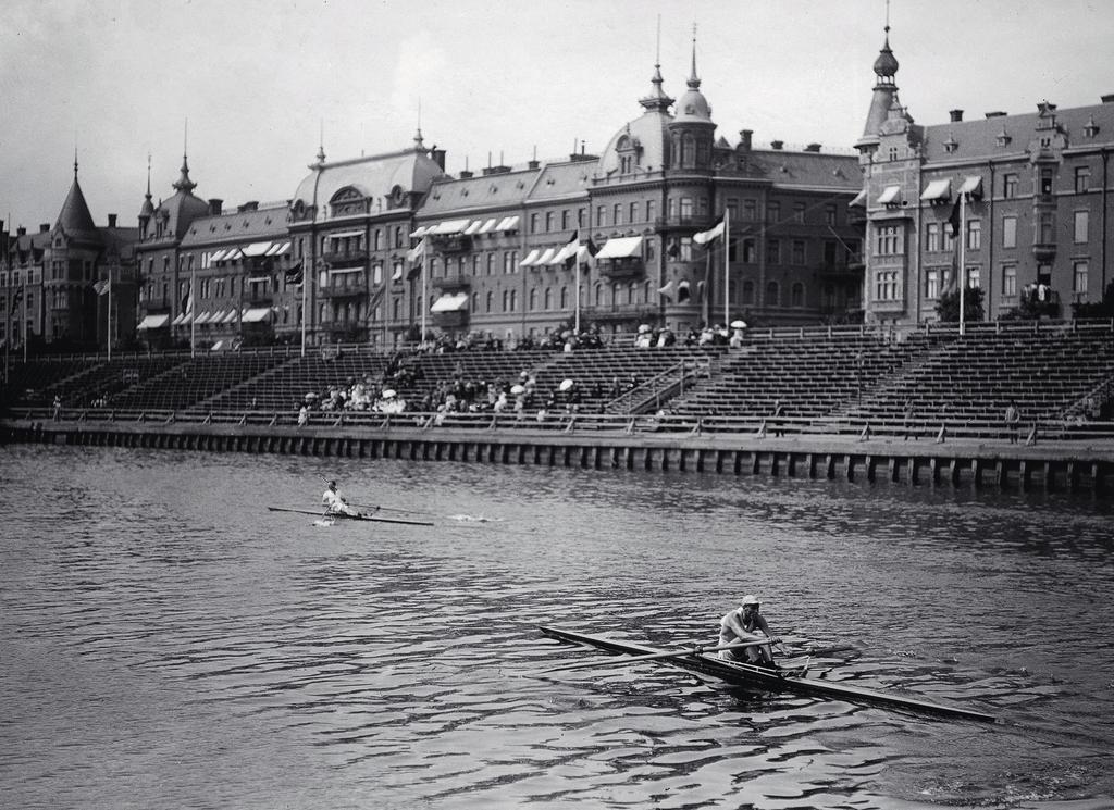 1. Roddbåt använd vid OS 1912 De flesta idrottsanläggningar som användes vid OS i Stockholm 1912 finns inte längre kvar.