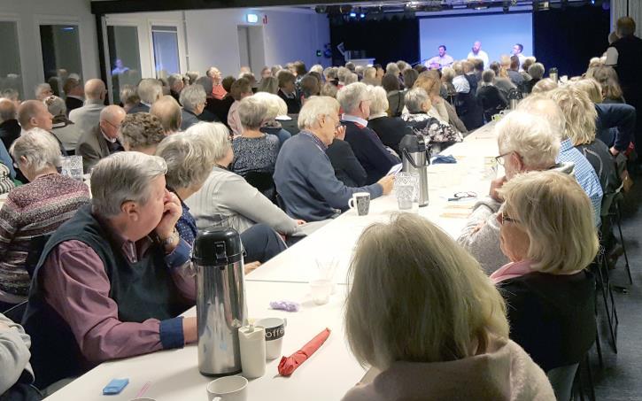 Beskedet vi då fick var man skall verka för en bättre samlingslokal med tanke på att det inte enbart är pensionärer som behöver större lokal med scenmöjlighet, utan även många ungdomar.