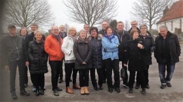 Samling vid Onsala pendelparkering och vi fyller upp egna bilar och delar på kostnaderna. Det gäller oftast halvdagar.