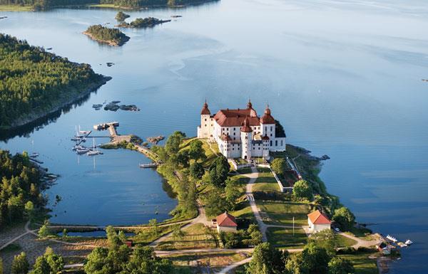 Våra resor Läckö Slott Följ med på denna trevliga resa till Vänerns pärla. Med medeltida grund och välbevarad barockprakt är Läckö Slott utsett till landets vackraste slott.