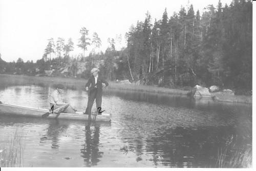 Lars Lindberg 2016-02-08 Sjön Hällsjön Fiske på 1920 talet, här är det Helmer Karlsson och Harald Bergman från Pickfallet som nätfiskar i Kalven 1 Historia