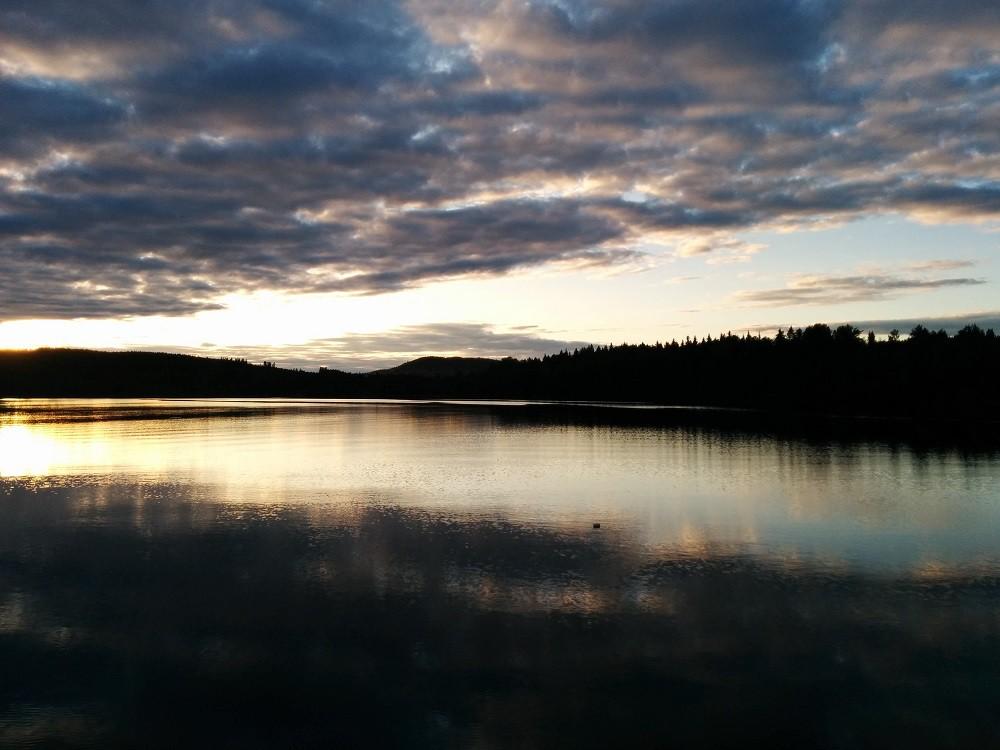 Solnedgång bort mot