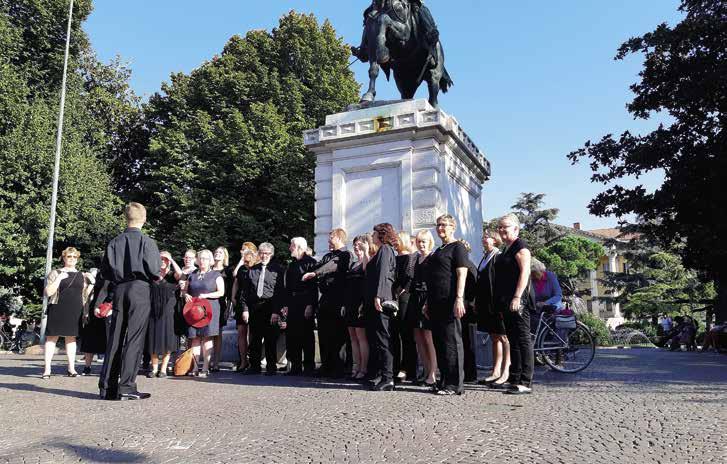 Uppträdande på Piazza Bra i Verona. Det var många flanörer som nyfiket stannade upp, folk kände igen våra film- och musikalmelodier och många sjöng med.