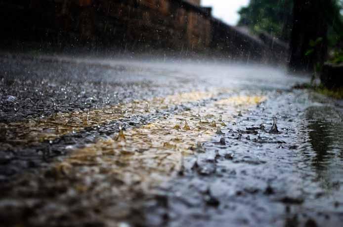 Om dagvatten. Huddinge kommun definierar dagvatten som: Dagvatten är regn- och smältvatten som rinner på hårdgjorda ytor som tak och vägar eller genomsläpplig mark.
