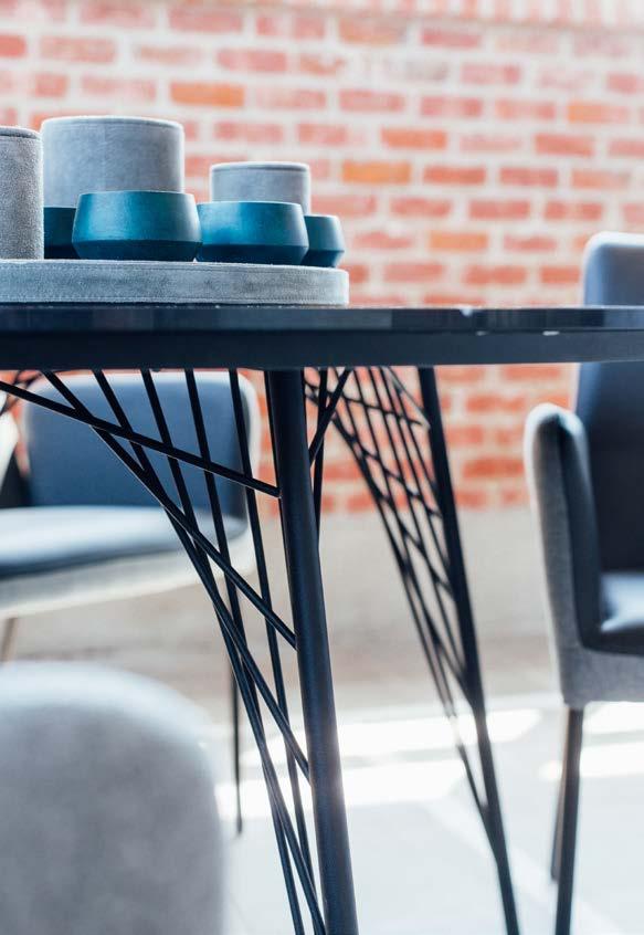 Den 30-årige designern försöker utforska alla aspekter av design: från tidig design till strategiskt tänkande. Hans designerspråk visar också en osannolik äkthet.