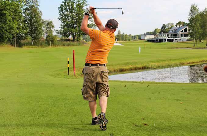 Peter lär dig komma över hindren! Pro Peter Runius ger lektioner under hela säsongen. Passa på att ta bunkerlektioner för att lära dig hur du slår bunkerslag från våra bunkrar med marmorkross.