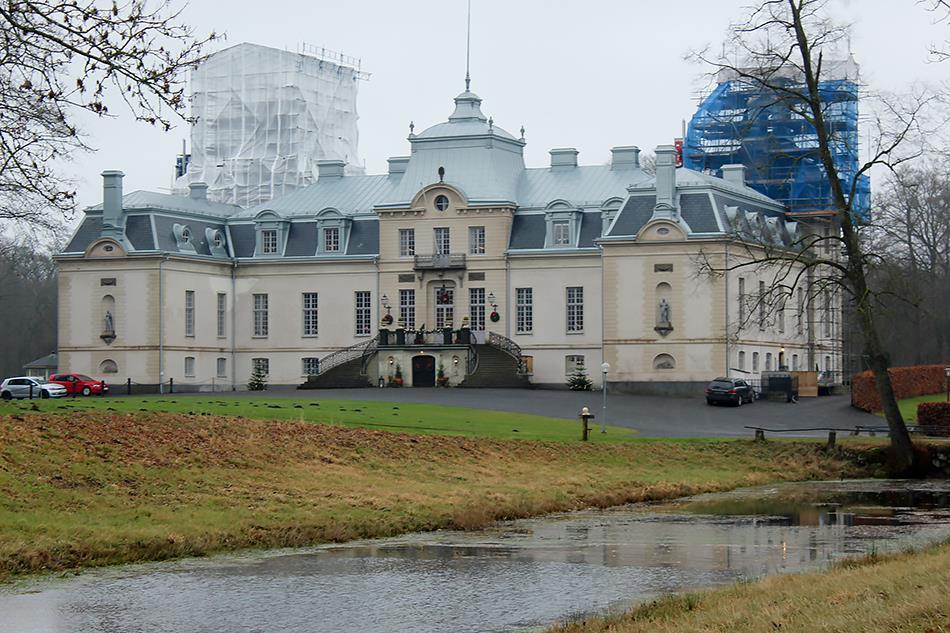 Kronovalls slott 2016-12-08 Det nuvarande utseendet på slottet uppfördes 1896 och det var den dåvarande ägaren Carl Gustaf Sparre med hjälp av arkitekten Isak Gustaf Clason som grundade det.