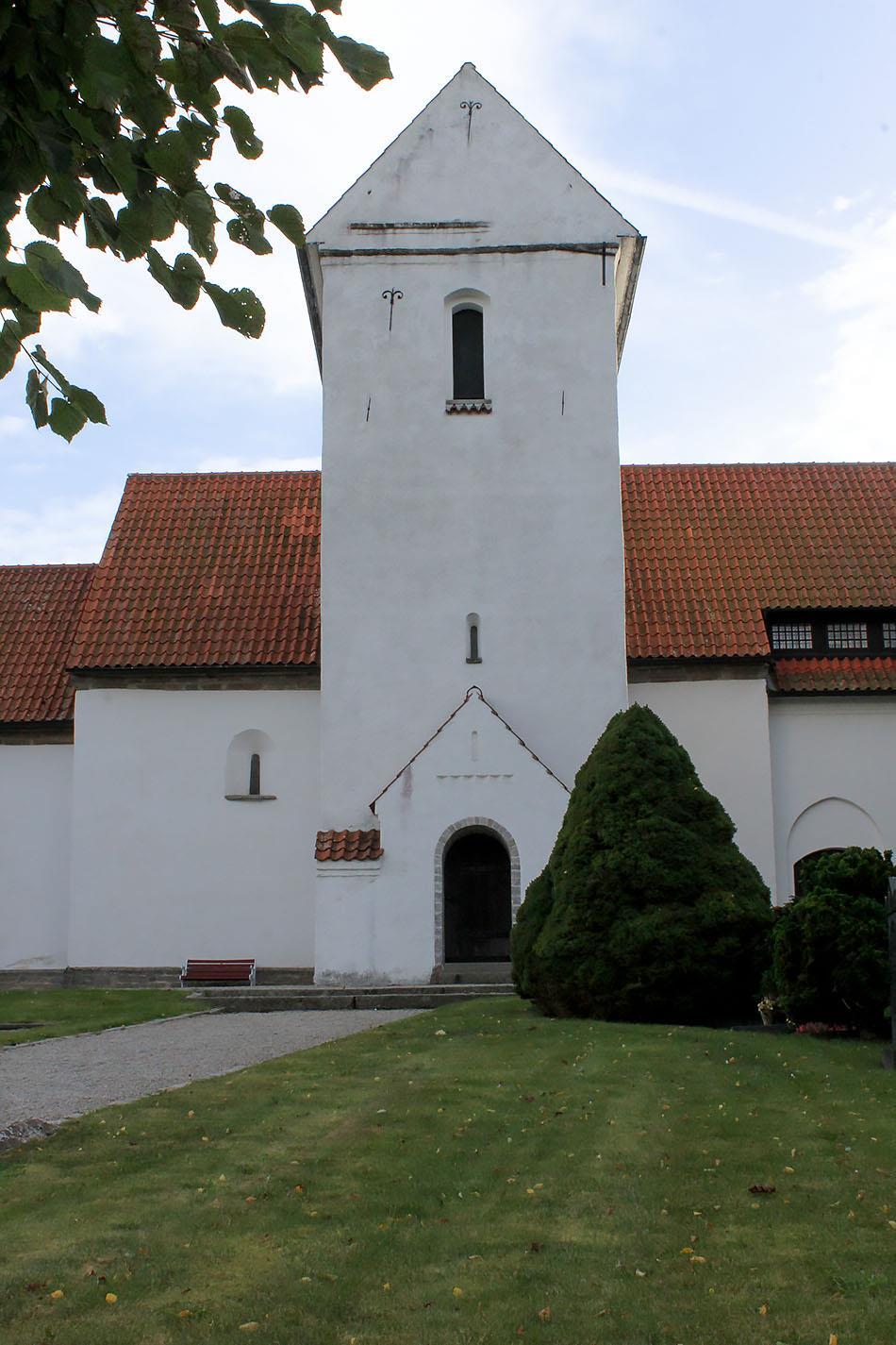 Östra Ingelstad Kyrka 2016-12-08 Kyrkan som kommer från 1100-talet är byggd av kalksten men överputsad i en vit spritputs.