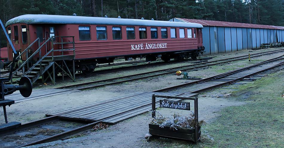 Brösarps station 2016 12 08 Järnvägen i Brösarp byggdes år 1900 och gick emellan Brösarp och Kristianstad. Då trafikerades sträckan av ÖSJ som står för Östra skånes järnvägar.