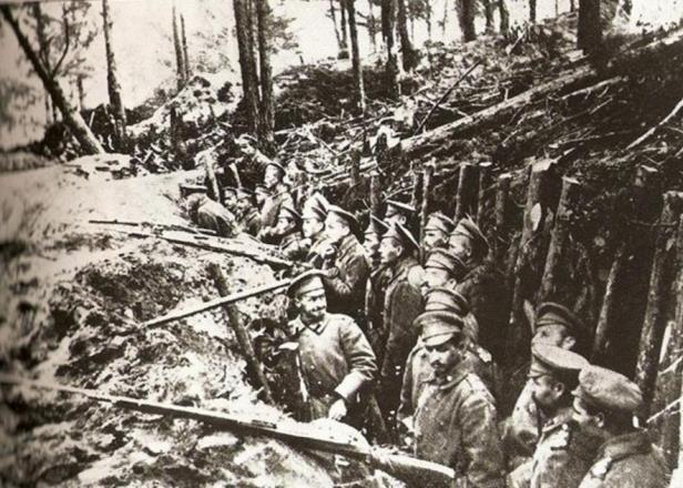 Det var uppenbart att den ryska armén hade stora brister. Den militära organisationen var usel och gammalmodig. Vapen och materiel fattades eller var omodern. Under våren 1915 föll Warzawa.