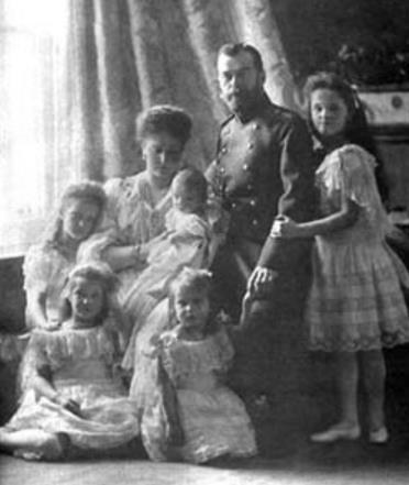 I juli 1918 likviderades tsarfamiljen i Jekatirinburg.