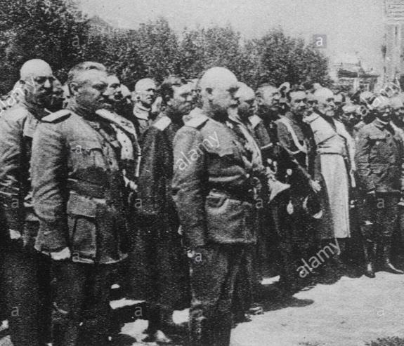 General Anton Denikin ledde den vita armén. Röda armén samlade stora skaror. Polen, Ukraina, Finland m.fl.