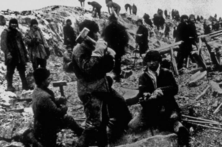 Stalin lät sannolikt mörda rivalen Totskij som befann sig på flykt i Mexiko. Inom jordbruket skedde kollektivisering med mastodontiska anläggningar.