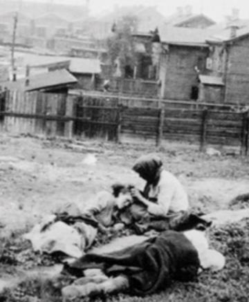 Revolutionen mot kejsardömet i februari 1917 hade inga särskilda inslag av socialism. Med Lenins ideologi infördes med oktoberrevolutionen samma år ett system byggt på socialism.