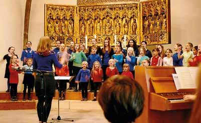Peter Hürter, folgte eine bunte und abwechslungsreiche Folge von klassischen und zeitgenössischen Chorstücken, die vom Vorchor, vom Jugendchor und von Ehemaligen vorgetragen wurden.