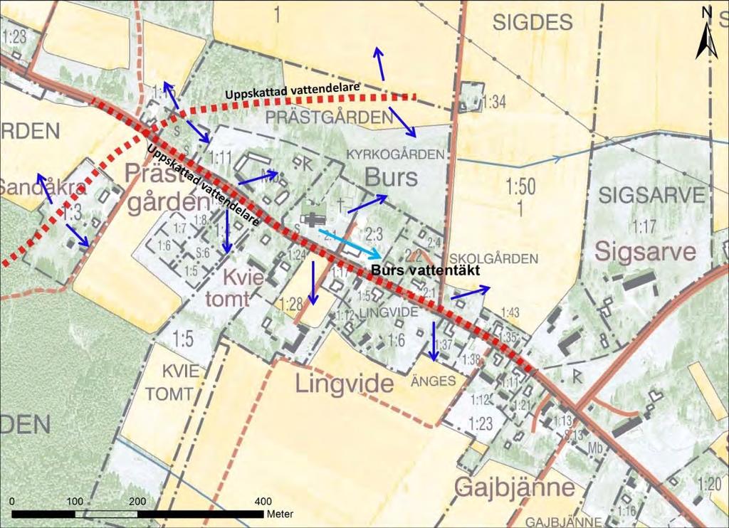 Figur 3. Bedömda vattendelare och grundvattnets bedömda strömningsriktningar i området kring vattentäkten i Burs. Ljusblå pil anger förmodad huvudströmningsriktning vid vattenuttag i täkten.