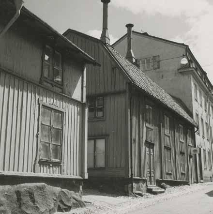 Gathuset är den mellersta byggnaden på bilden, sett från Långa gatan. Foto: L. af Petersens. SSM:s arkiv F 73648.