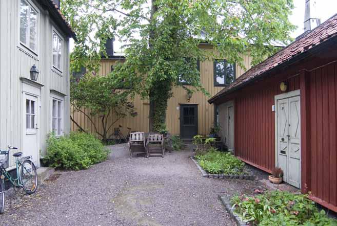 Till vänster syns det två våningar höga gathuset, till höger det lägre gårdshuset. I bakgrunden skymtar grannfastighetens bebyggelse. Foto: J. Malmberg.