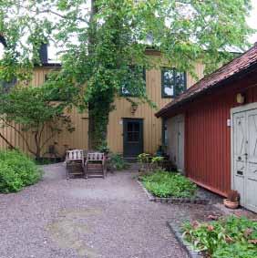 Gårdshuset är högre än gathuset, här sett från grannens gård i sydöst. Foto: J. Malmberg.