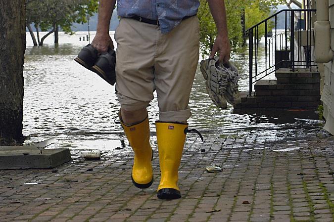 Foto: Most photos 8.3 Vattenföring Mycket nederbörd leder till högre grundvattennivåer, vilket ökar risken för översvämning då marken blir vattenmättad.