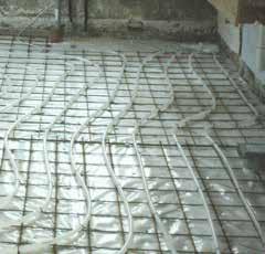 Golvvärme Elektrisk och vattenburen Elektrisk golvvärme Värmekabel levereras som lös kabel på rulle eller som mattor där kabeln är fäst på nät, som kan fästas mot underlaget.