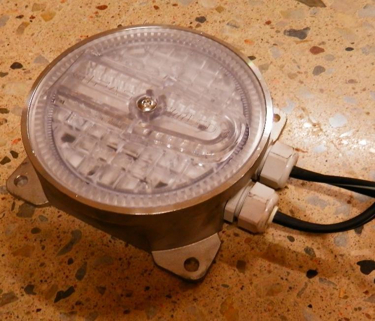 Armatur FlatLED Beskrivning Dimmerbar punktbelysningsarmatur med inbyggda LEDdioder som vanligen monteras i mark men som i försöket monterades vertikalt för att efterlikna montering på vägg, se Figur