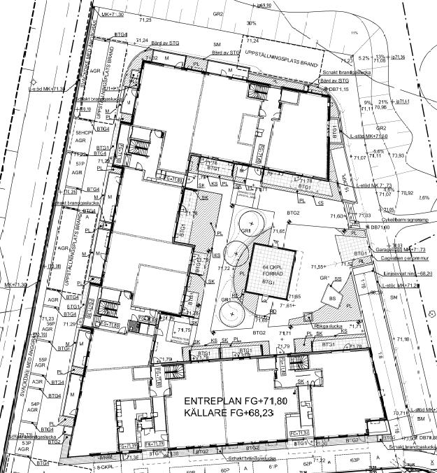 GEMENSAMMA UTRYMMEN Innergård med plattytor, gräsmatta och sandlåda. Planteringar på innergården. Garagenedfart vid Gullbergsgatan 3.