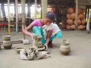 Bilder från Majuli Island DAG 09. 22/11 MAJULI ISLAND Hela dagen ägnas åt utflykter till olika byar där hantverkare tillverkar ansiktsmasker, till krukmakare och textilarbetare.